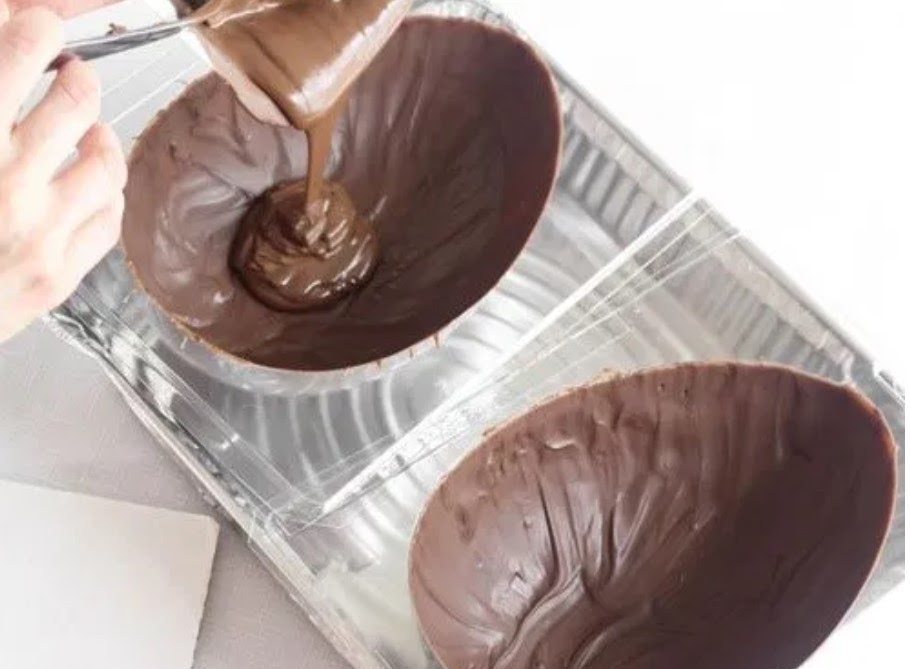 Залить шоколадом. Форма для киндера большого шоколадного. Большая форма для шоколада. Формы из шоколада. Силиконовые формы для шоколадных фигурок.